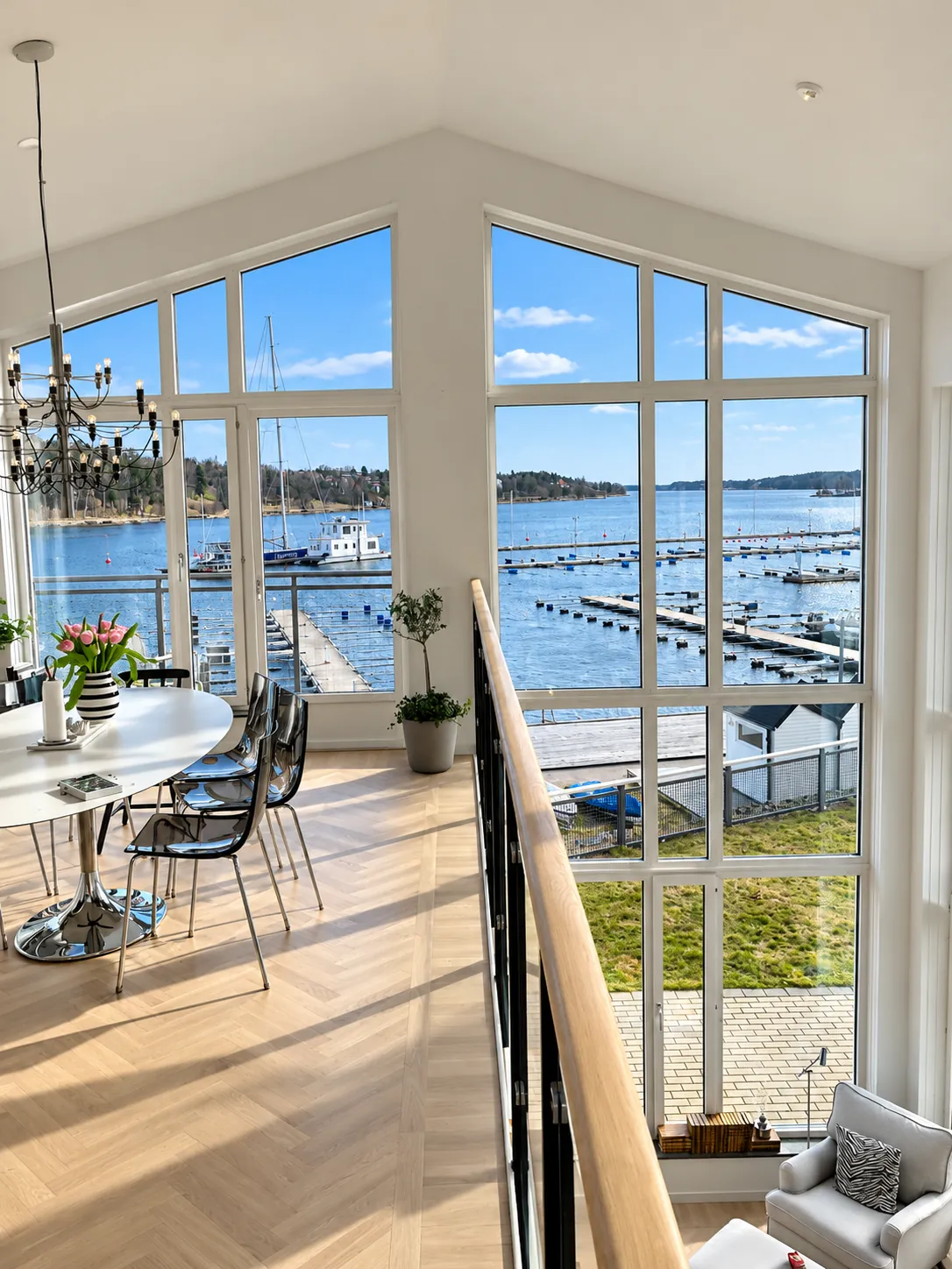 Vardagsrum med utsikt mot vattnet